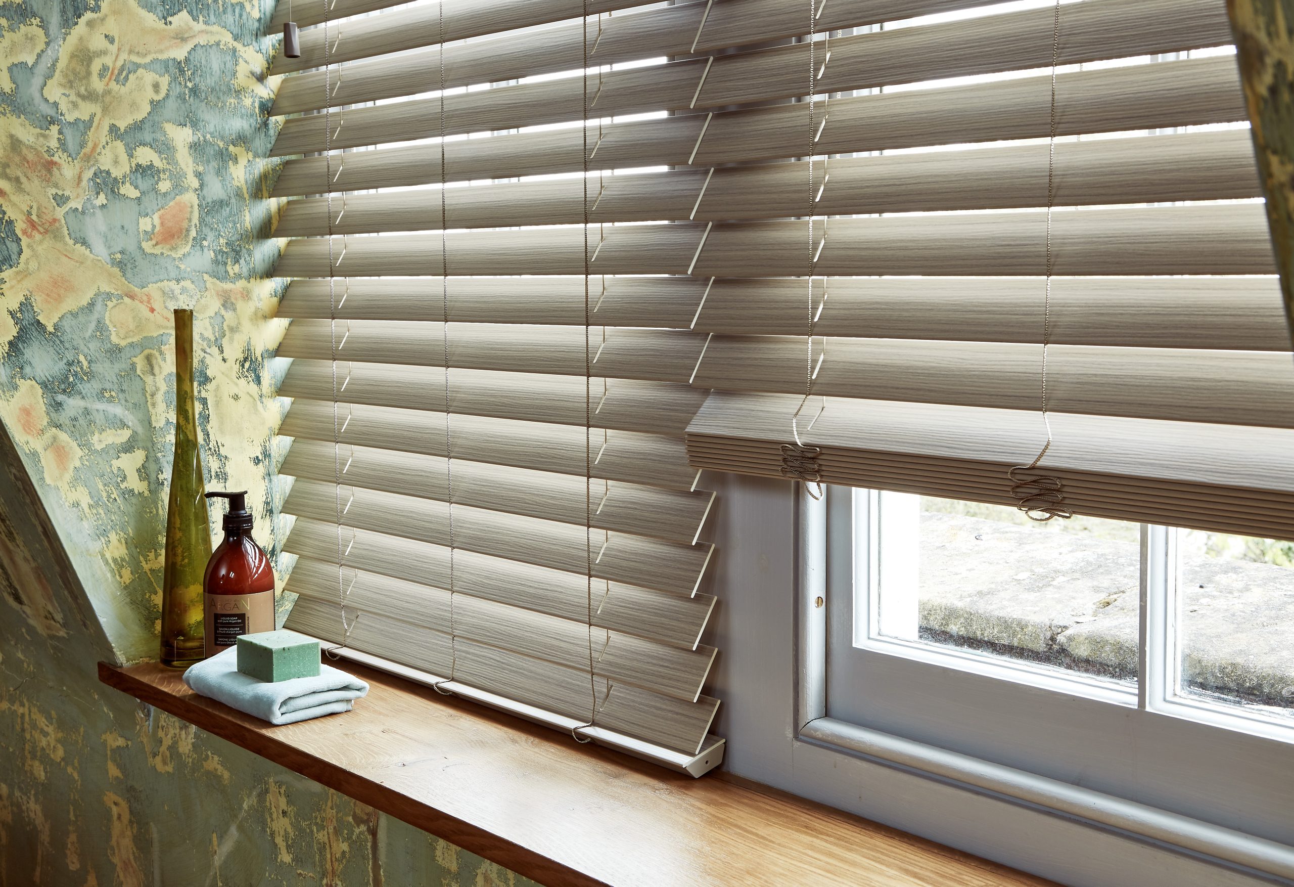 Venetian blind greige