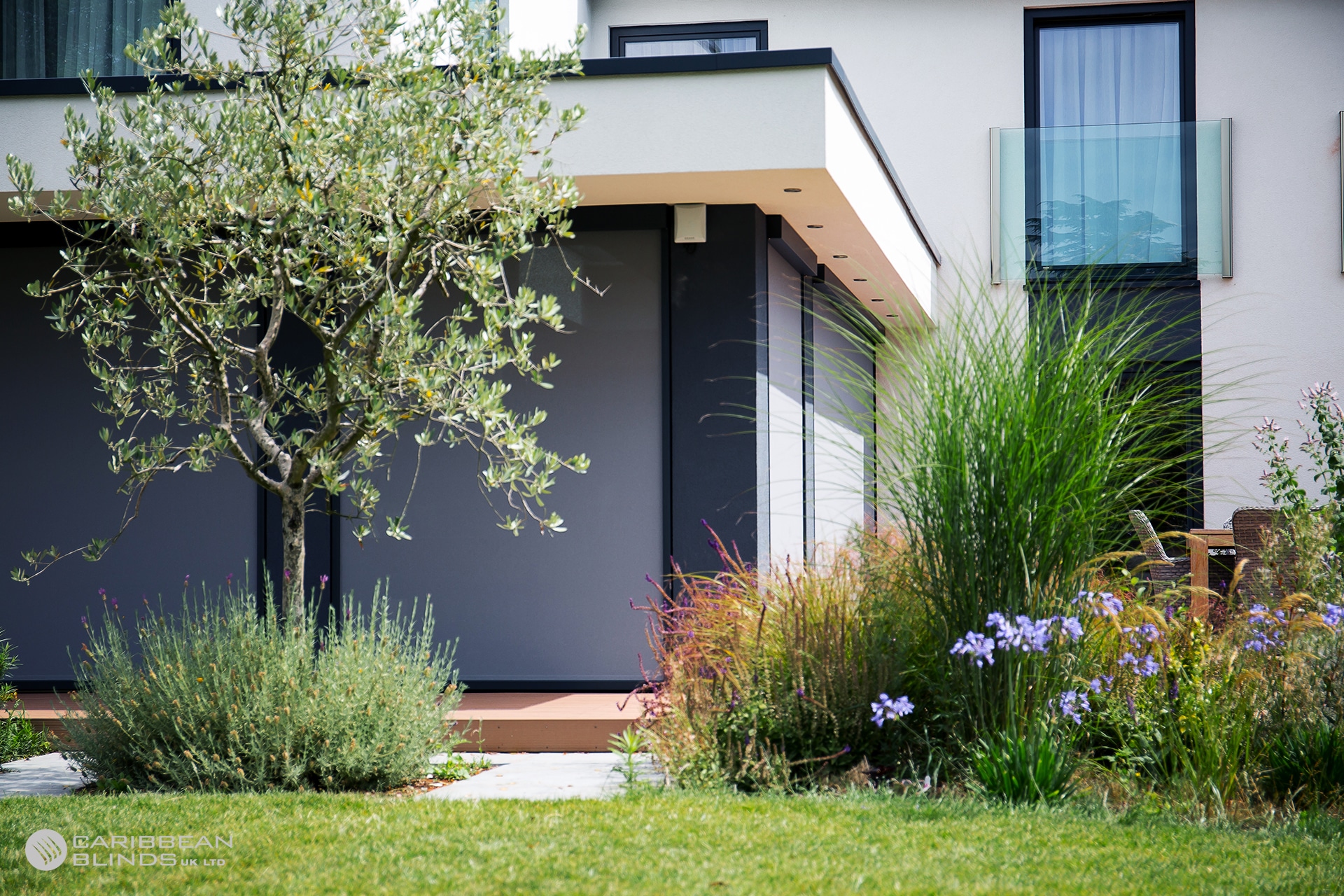 Outdoor shading solution with external blind